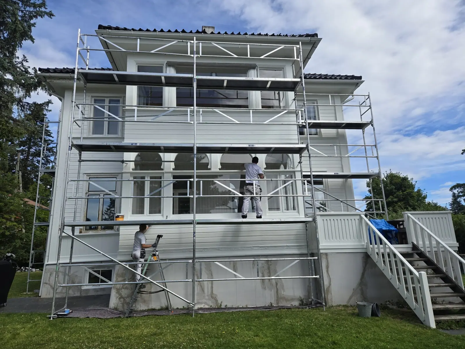Fasademaling av hvit villa i arbeid
