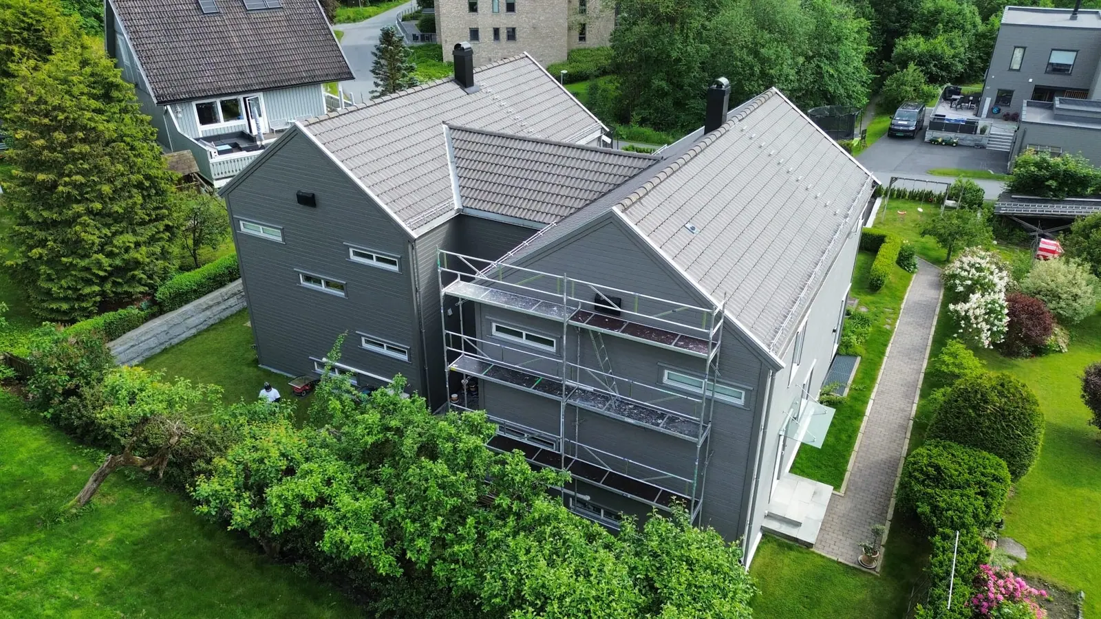 Rekkehus med stillas sett ovenfra