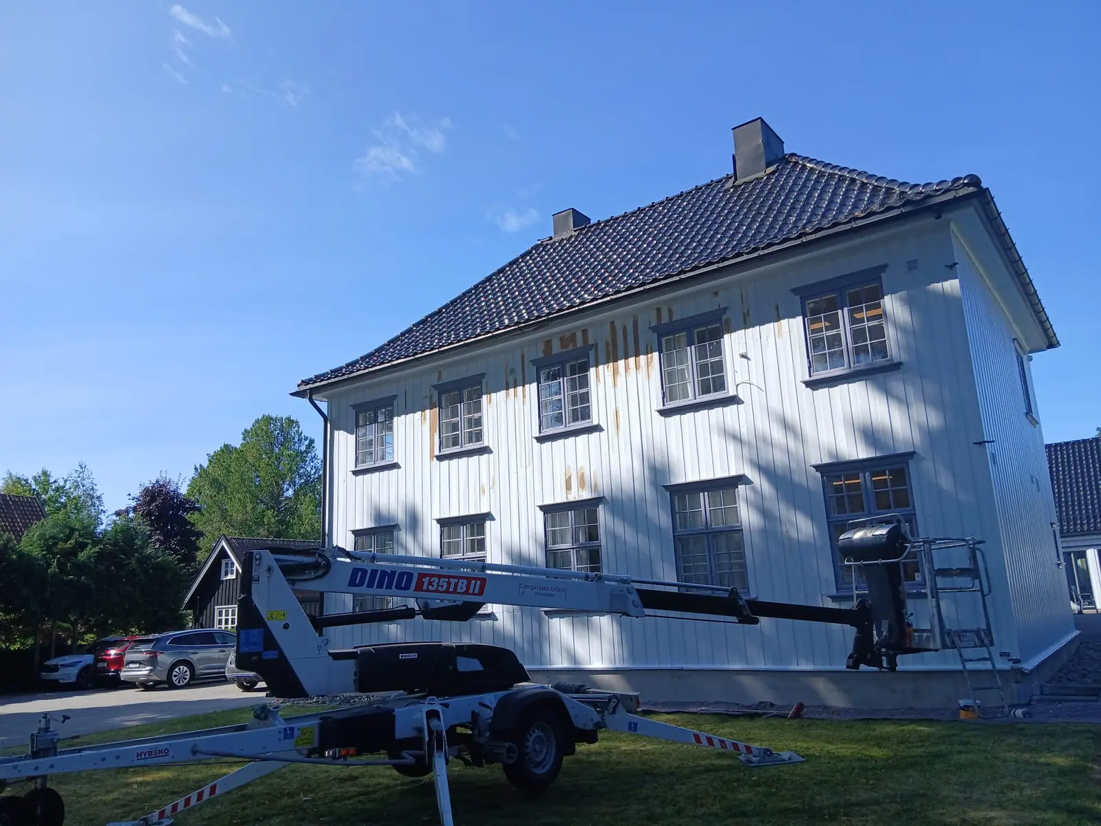Stor hvit bolig med lift