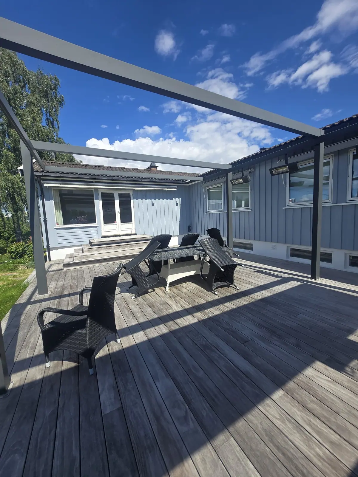 Terrasse og lys fasade etter behandling
